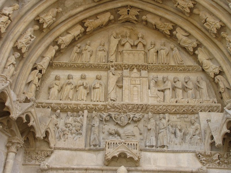 beeldhouwkunst_Saint-Etienne de Bourges.jpg - Verhalen verteld in beeldhouwkunst boven de deuren van de kathedraal.